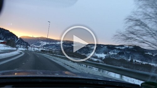 Trondheim – Lillehammer Gülden bahnt sich die Sonne einen Weg durch das Tal.