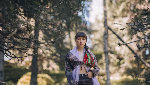 PolarJazz 2024 Lørdag 3. februar | 20:30 | Katarina Barruk | Kulturhuset Katarina Barruk er en av de sentrale unge artistene fra Sápmi i dag. Hun er kjent for en hardtslående,...