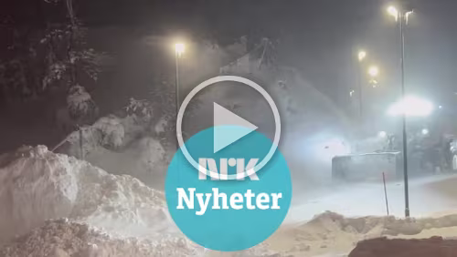 Skoler holdes stengt og politiet ber folk om å ikke bruke bilen