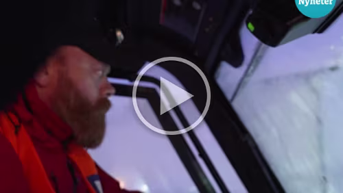 Ber Røde Kors om hjelp: – De fleste er engstelige for å bli innesnødd Snøværet i sør gjør fremkommeligheten vanskelig. Røde Kors har tatt i bruk beltebil for å nå de som trenger hjelp. Verweis