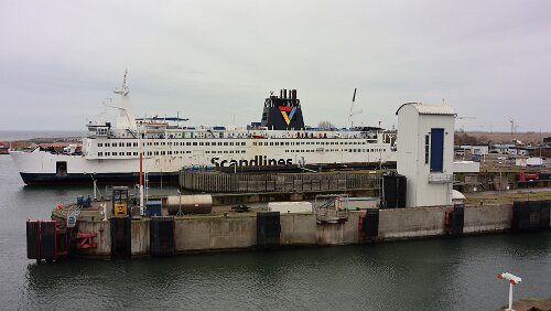 Hahnstätten – Puttgarden – – Rødby – Helsingør Ein anderes Schiff liegt im Hafen von Puttgarden.