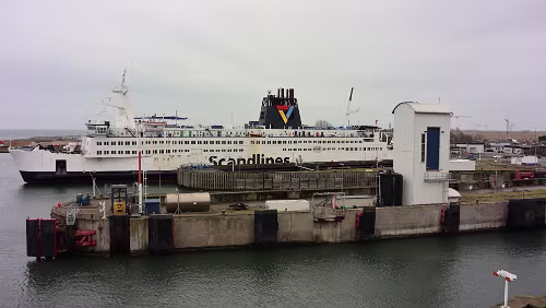 Hahnstätten – Puttgarden – – Rødby – Helsingør Ein anderes Schiff liegt im Hafen von Puttgarden.