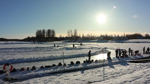 Sunne – Östersund In Mora, der „Siljan“ ist zugefroren.