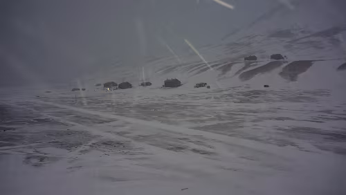 Hiorthhamn - Hike to Frozen Fjord Wir sind die alte Taubanesentralen hoch geklettert, sie bietet etwas Schutz vor dem aufkommenden Wind der mit Schneetreiben daher kommt. Wir trinken was Heißes...