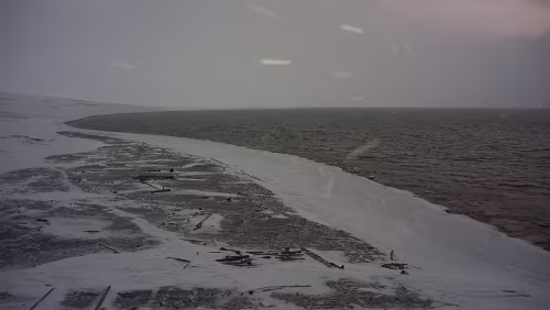 Hiorthhamn - Hike to Frozen Fjord Wir sind die alte Taubanesentralen hoch geklettert, sie bietet etwas Schutz vor dem aufkommenden Wind der mit Schneetreiben daher kommt. Wir trinken was Heißes...