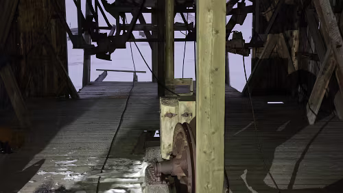 Hiorthhamn - Hike to Frozen Fjord Wir sind die alte Taubanesentralen hoch geklettert, sie bietet etwas Schutz vor dem aufkommenden Wind der mit Schneetreiben daher kommt. Wir trinken was Heißes...