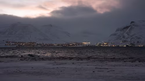 Hiorthhamn - Hike to Frozen Fjord Longyearbyen von Hiorthhamn aus gesehen.