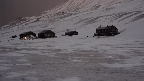 Hiorthhamn - Hike to Frozen Fjord Die Häuser sind alle ca. 100 Jahre alt.