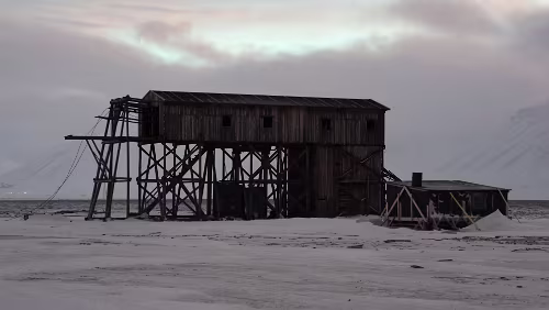 Hiorthhamn - Hike to Frozen Fjord Das ist die alte Taubanesentralen in der wir eben drin waren. Rechts sieht man die alte Schmiede.