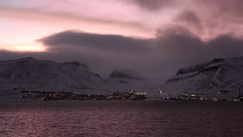 Hiorthhamn - Hike to Frozen Fjord Gen Süden klart es etwas auf, die Sicht wird langsam besser. Rechts kann man schon den Blick zum Longyearbreen lenken.