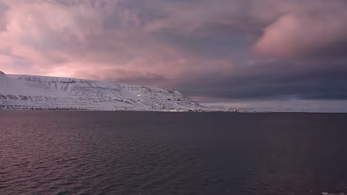 Hiorthhamn - Hike to Frozen Fjord Es klart auf, der Flughafen ist nun rechts zu erkennen.