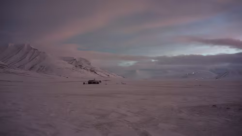 Hiorthhamn - Hike to Frozen Fjord Eine einsame Hütte, sieht eher recht neu aus. Rechts im Hintergrund oben am Berg sieht man die Lichter der letzten noch in Betrieb befindlichen Grube, der...