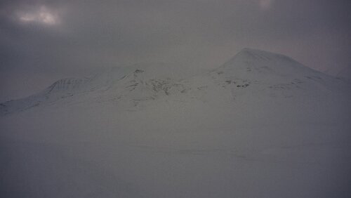 Snøscootertur til Elveneset Die Sicht ist noch nicht sehr gut.