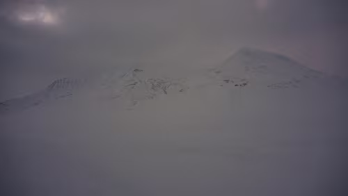 Snøscootertur til Elveneset Die Sicht ist noch nicht sehr gut.