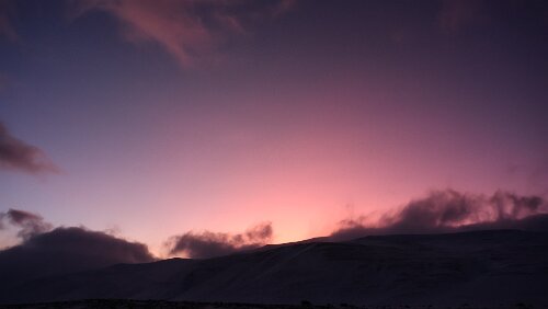 Snøscootertur til Elveneset Am Endpunkt der heutigen Tour angekommen. In Richtung Süden wird es richtig hell.