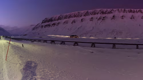 Rundgang Longyearbyen Links der „Sukkertoppen“, dann kommen hinter „Nybyen“ die Eingänge in die Täler des „Larsbreen“ und des „Longyearbreen“, dann folgt der Platåberg und der...