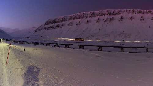 Rundgang Longyearbyen Links der „Sukkertoppen“, dann kommen hinter „Nybyen“ die Eingänge in die Täler des „Larsbreen“ und des „Longyearbreen“, dann folgt der Platåberg und der...