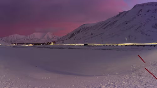 Rundgang Longyearbyen Blick vom „Vei 106“ auf Longyearbyen, links das „Huset“, in der Mitte Longyearbyen, mit Hiorthhamn auf der gegenüberliegenden Fjordseite der Bucht des...