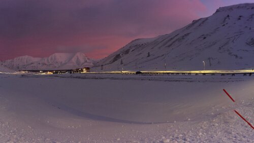 Rundgang Longyearbyen Blick vom „Vei 106“ auf Longyearbyen, links das „Huset“, in der Mitte Longyearbyen, mit Hiorthhamn auf der gegenüberliegenden Fjordseite der Bucht des...