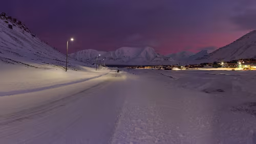 Rundgang Longyearbyen Blick vom „Vei 300“ auf Longyearbyen. Links der Platåberg, Longyearbyen, „Sukkertoppen“ und ganz rechts „Nybyen“. Panorama