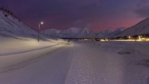 Rundgang Longyearbyen Blick vom „Vei 300“ auf Longyearbyen. Links der Platåberg, Longyearbyen, „Sukkertoppen“ und ganz rechts „Nybyen“. Panorama