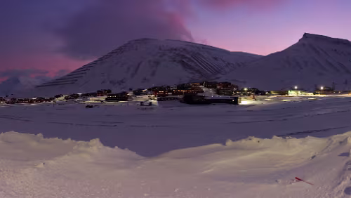 Rundgang Longyearbyen Links Longyearbyen in der Mitte der „Sukkertoppen“ und rechts „Nybyen“. Panorama