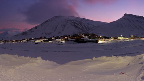 Rundgang Longyearbyen Links Longyearbyen in der Mitte der „Sukkertoppen“ und rechts „Nybyen“. Panorama