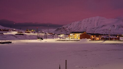 Rundgang Longyearbyen Auf der linken Seite sieht man die „Svalbard kirke“ und den Schornstein des „Longyear Energiverk“. Noch verbrennt es die aus der „Gruve 7“ gewonnene Kohle....
