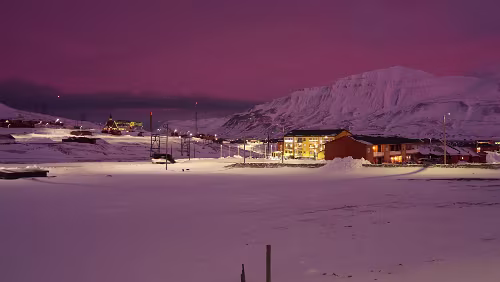 Rundgang Longyearbyen Auf der linken Seite sieht man die „Svalbard kirke“ und den Schornstein des „Longyear Energiverk“. Noch verbrennt es die aus der „Gruve 7“ gewonnene Kohle....