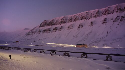 Rundgang Longyearbyen Der Platåberg. Links „Sverdrupbyen“ und am Berg verläuft die alte Seilbahn die zur „Gruve 1B“ in „Sverdrupbyen“ führte. Das große Gebäude ist das „Huset“.