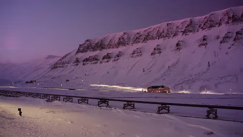 Rundgang Longyearbyen Der Platåberg. Links „Sverdrupbyen“ und am Berg verläuft die alte Seilbahn die zur „Gruve 1B“ in „Sverdrupbyen“ führte. Das große Gebäude ist das „Huset“.