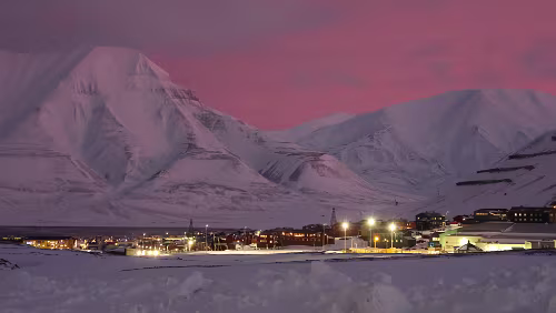Rundgang Longyearbyen Blick vom „Vei 300“ auf Longyearbyen. Man sieht den nicht zugefrorenen „Adventfjorden“. Die Berge hinten dann sind das „Hiorthfjellet“ und der „Dirigenten“....
