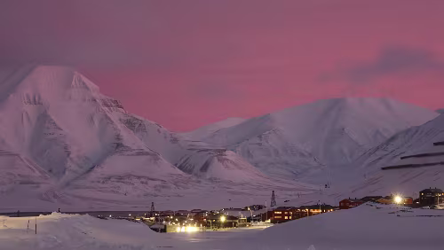 Rundgang Longyearbyen Blick vom „Vei 300“ auf Longyearbyen. Man sieht den nicht zugefrorenen „Adventfjorden“. Die Berge hinten dann sind das „Hiorthfjellet“ und der „Dirigenten“....
