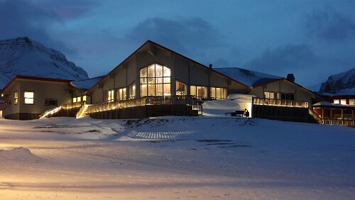 Longyearbyen Das „Radisson Blu Polar“. Der hell erleuchtete Raum war in 2015 noch ein abgetrennter Bereich in dem die ersten Konzerte statt fanden. Heute ist es ein fester...