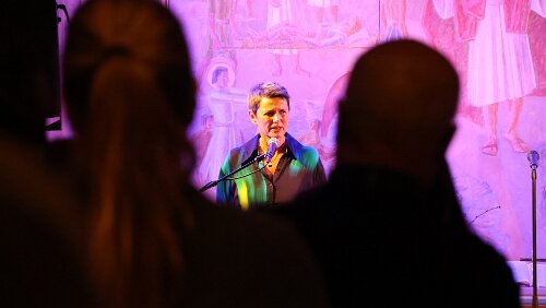 PolarJazz Festival Die Pastorin hat noch ein paar pragmatische Hinweise an die Zuschauer.