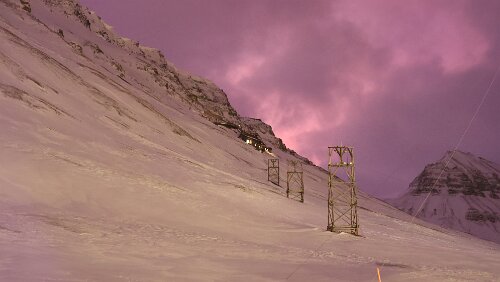 Rundgang in Longyearbyen Hier sieht es heller aus als es in Wirklichkeit war. „Gruve 2 / Julenissegruva“.