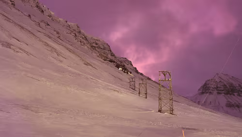 Rundgang in Longyearbyen Hier sieht es heller aus als es in Wirklichkeit war. „Gruve 2 / Julenissegruva“.