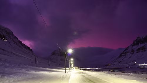 Rundgang in Longyearbyen Blick in Richtung Süden. Am Ende der Straße liegt „Nybyen“.