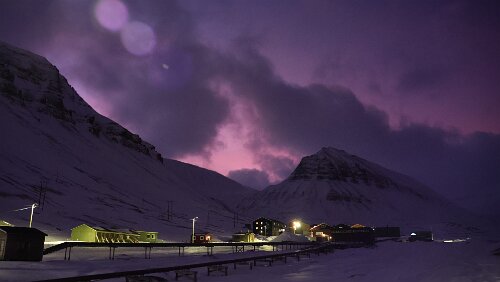 Rundgang in Longyearbyen Links im Tal der „Larsbreen“. Rechts im Tal der „Longyearbreeen“. Die Häuser gehören zu „Nybyen“.