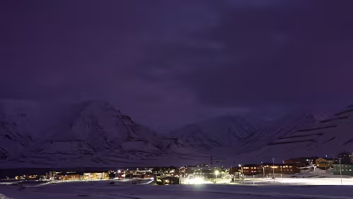 Rundgang in Longyearbyen Blick vom „Vei 300“ auf Longyearbyen. Man sieht den nicht zugefrorenen „Adventfjorden“. Die Berge hinten dann sind das „Hiorthfjellet“ und der „Dirigenten“....
