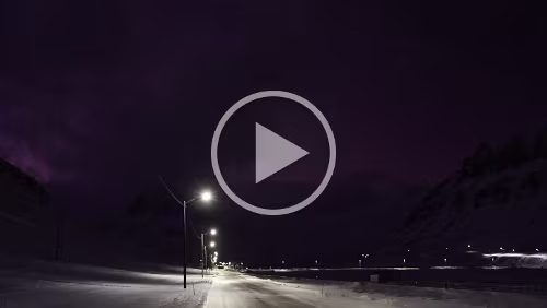 Rundgang in Longyearbyen Blick in Richtung Süden. Am Ende der Straße liegt „Nybyen“.