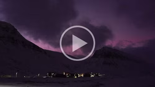 Rundgang in Longyearbyen Links im Tal der „Larsbreen“. Rechts im Tal der „Longyearbreeen“. Die Häuser gehören zu „Nybyen“.