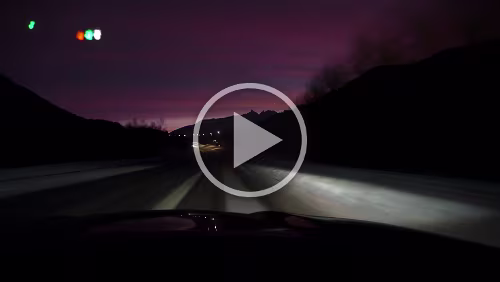 Tromsø – Skarberget – – Bognes – Bodø Die Morgendämmerung taucht den Himmel in rosa.