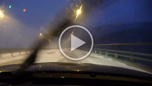 Tromsø – Skarberget – – Bognes – Bodø Es liegt teilweise ganz schön viel Schnee in der Mitte der Straße, das hört man deutlich wie das am Unterboden schleift.