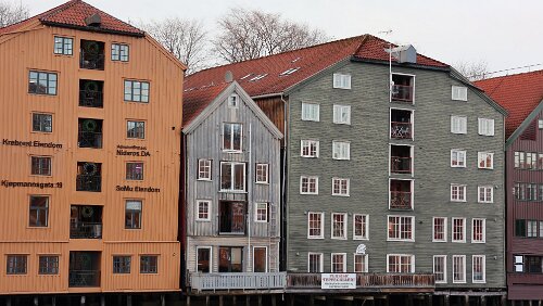 Trondheim Die alten Packhäuser an der „Nidelva“.