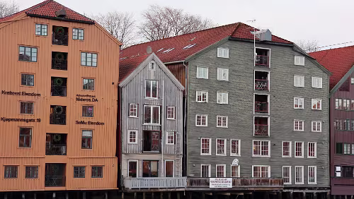 Trondheim Die alten Packhäuser an der „Nidelva“.