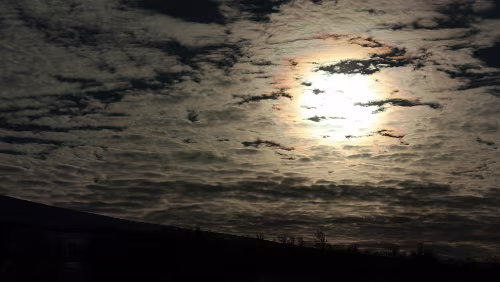 Trondheim – Lillehammer Die Sonne hinter Wolken gefangen.