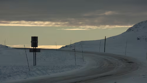 Trondheim – Lillehammer Eine kleine Einbuchtung am Straßenrand ist frei von Schnee, dort kann ich kurz anhalten, auf ca. 1.000 m.