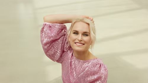 Eva Weel Skram Festivalen lander søndag ettermiddag i kirken sammen med Eva Weel Skram duo. Sammen kan vi hvile i Eva sitt nydelige vokalunivers med inspirerende og trøstende...