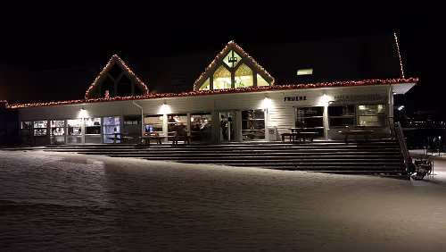 Longyearbyen Das „Lompensenteret“, rechts das „Fruene“.